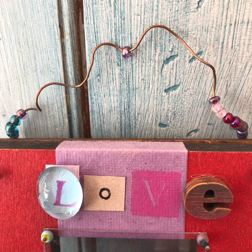 “Love Deep” artisan made little wall hanging in red & purple - Picture 7 of 8